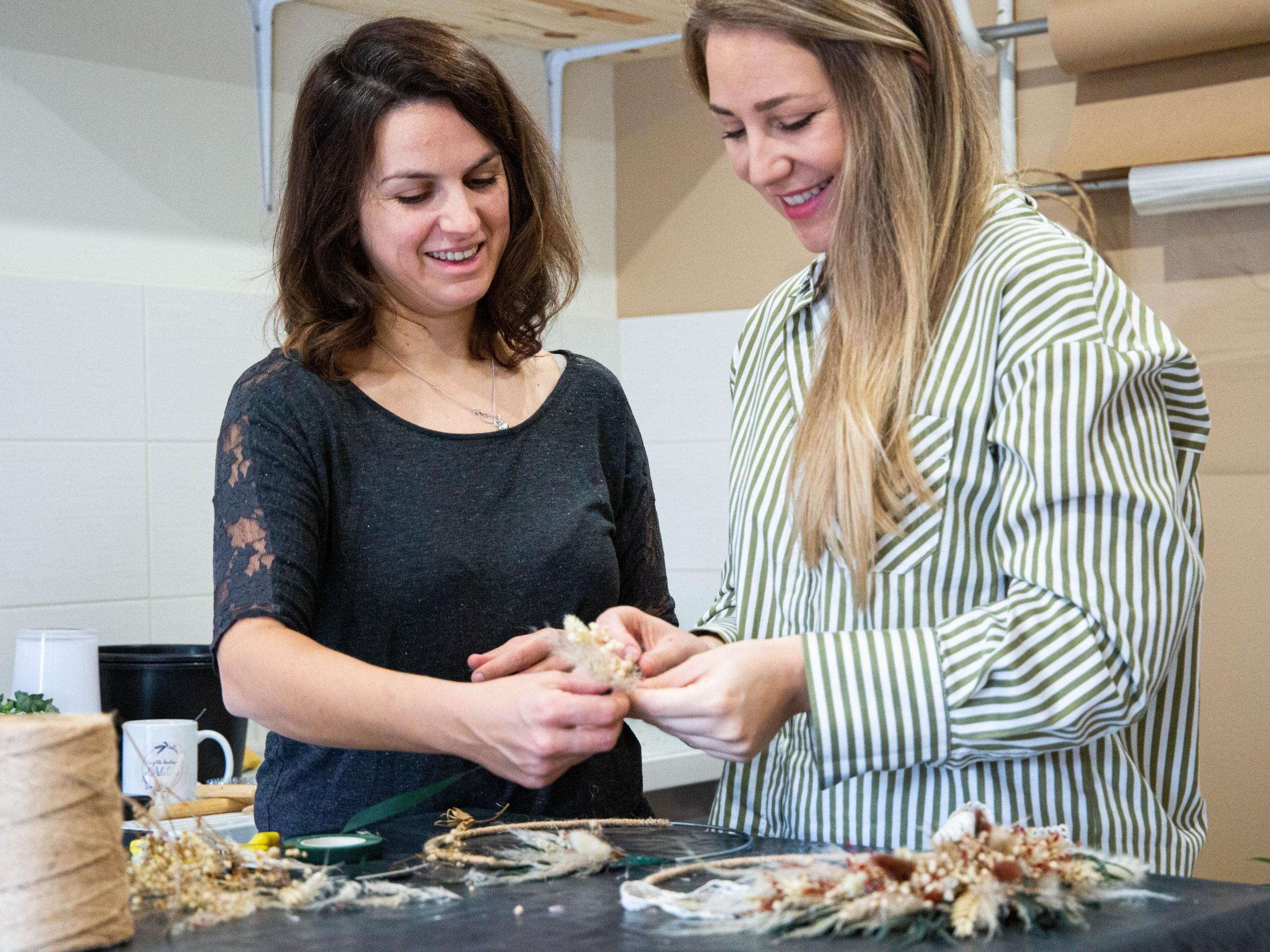 Réalisez votre couronne de fleurs séchées avec Adeline - Image n°7 - Wecandoo