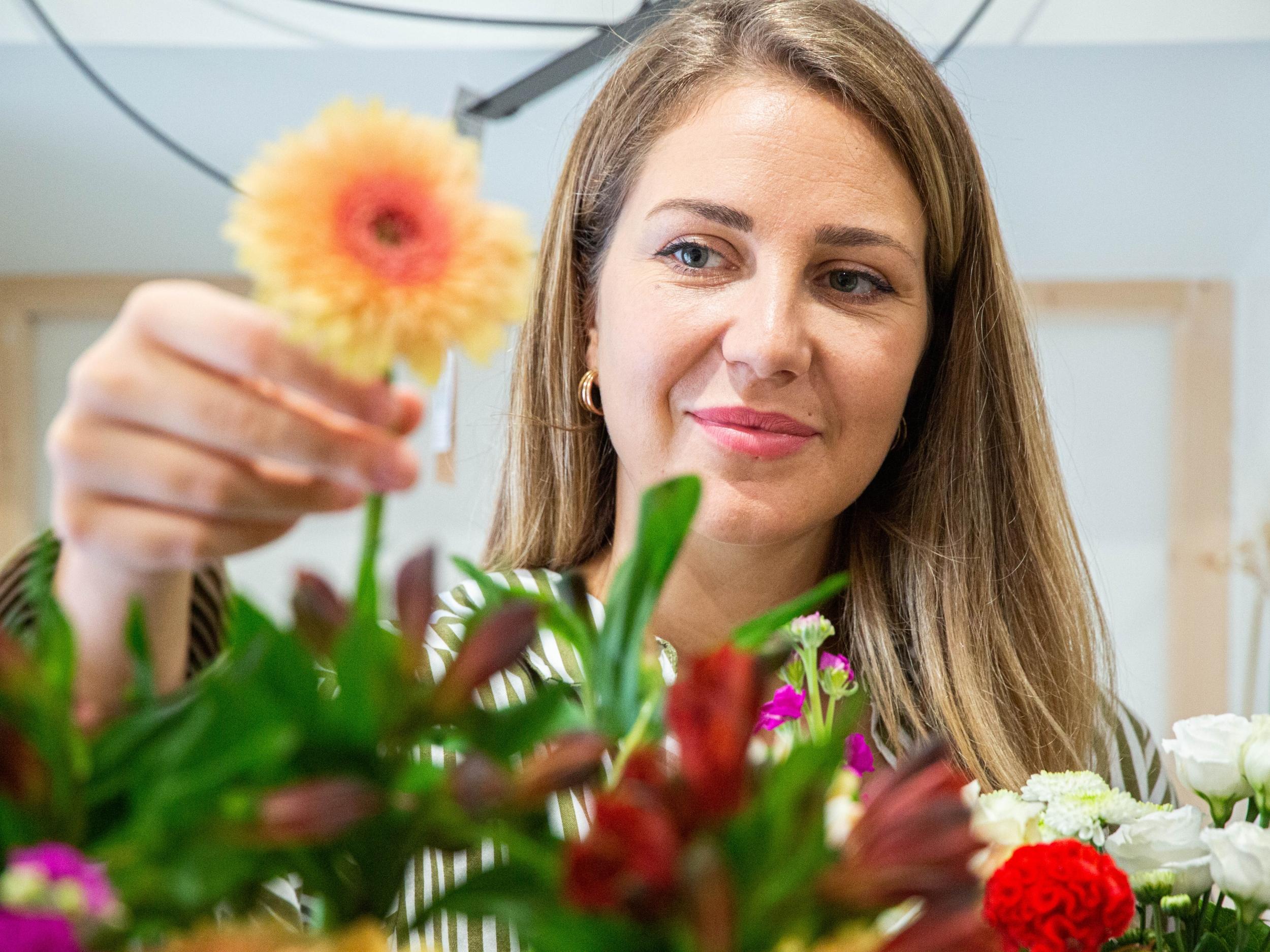 Réalisez un bouquet de fleurs XXL avec Adeline - Image n°8 - Wecandoo