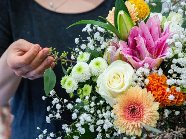 Réalisez un bouquet de fleurs XXL avec Adeline - Image n°5 - Wecandoo