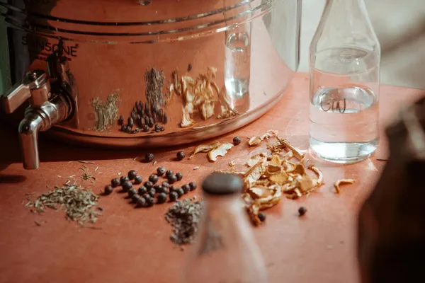 Créez votre propre gin artisanal avec Lolita - Image n°2 - Wecandoo