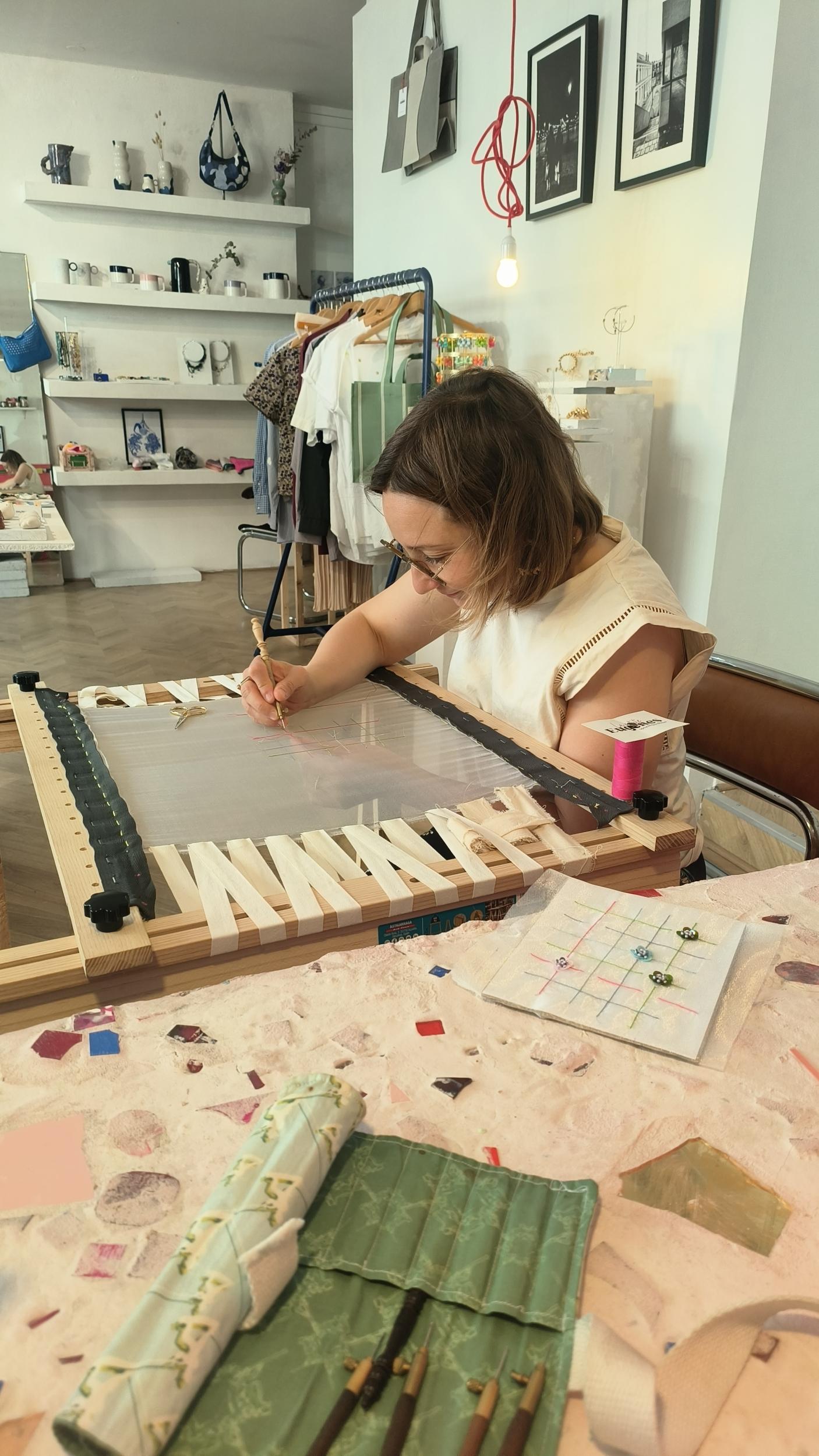 Initiez-vous à la broderie haute couture avec Anne-Claire - Image n°8 - Wecandoo