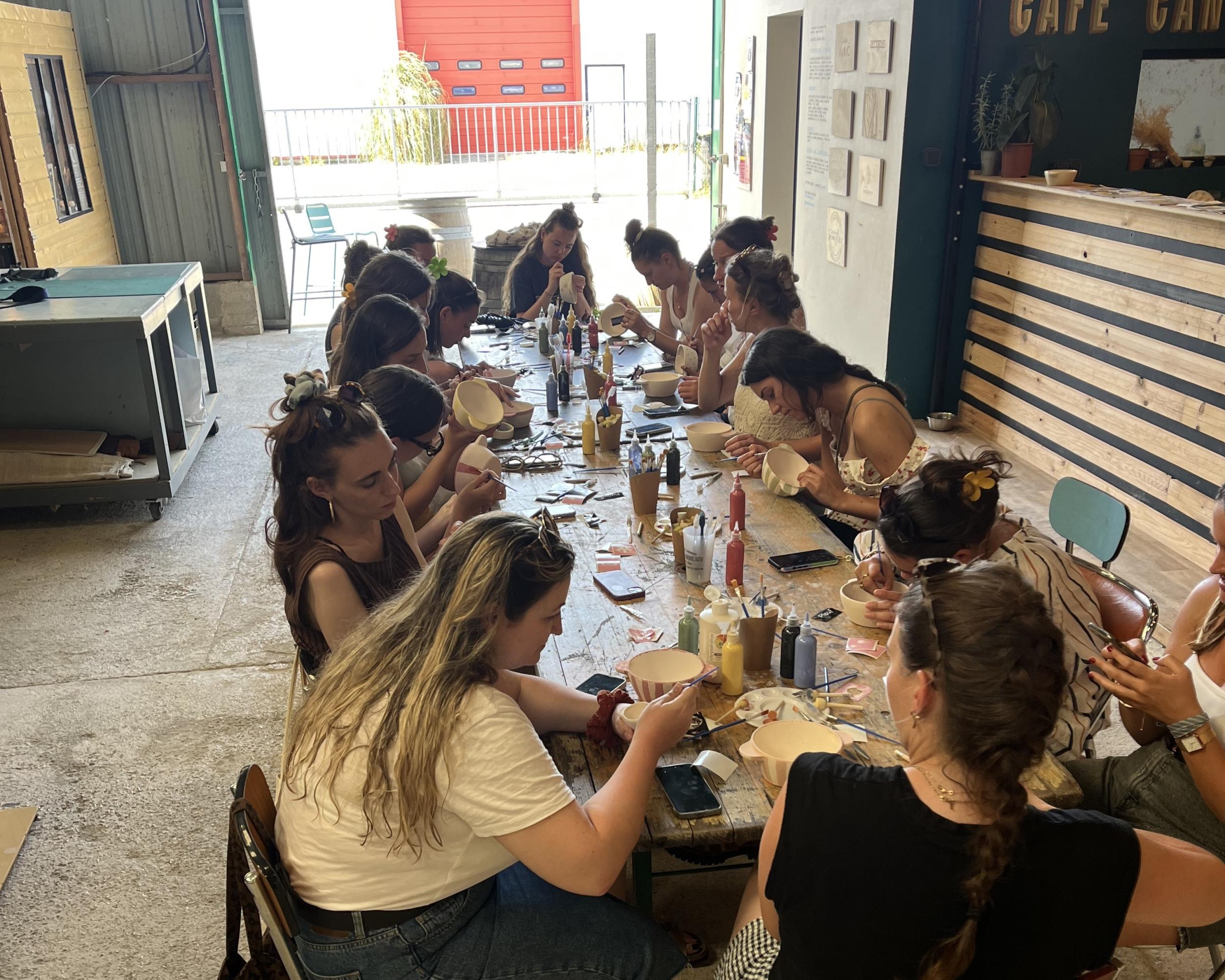 Plongez dans l'artisanat créatif en groupe