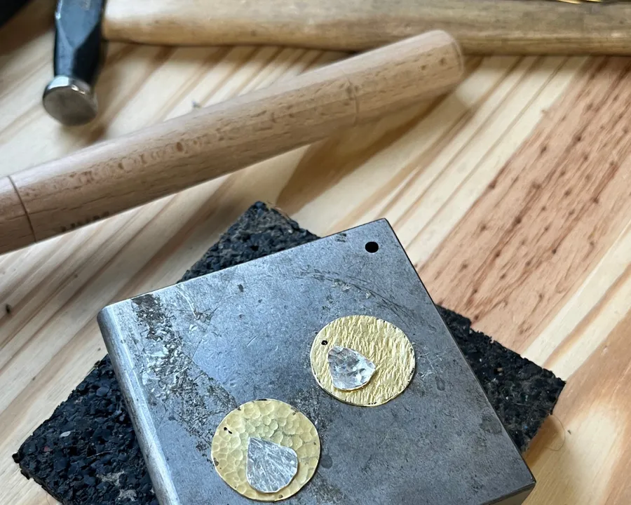 Fabriquez votre collier médaille avec Bérangère - Image n°1 - Wecandoo