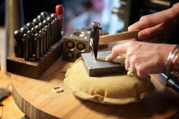 Fabriquez votre collier médaille avec Bérangère - Image n°3 - Wecandoo