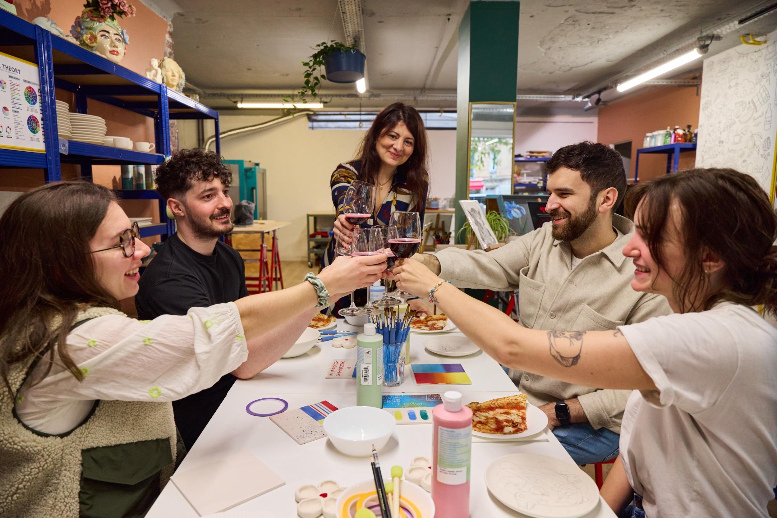 Décorez votre pièce en céramique autour d'une part de pizza et d'un verre de vin avec Emma, Mirella et leur équipe - Image n°7 - Wecandoo