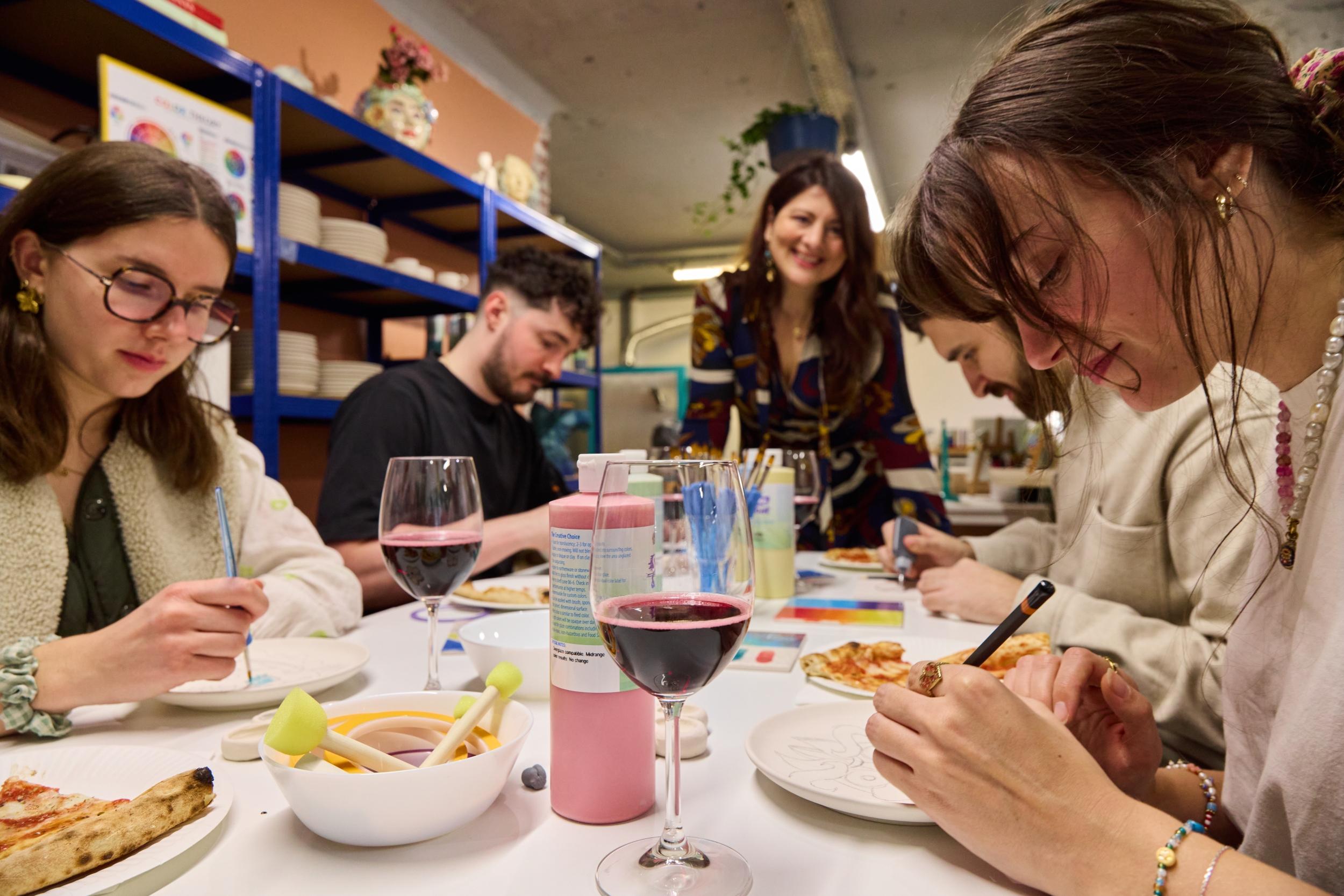 Décorez votre pièce en céramique autour d'une part de pizza et d'un verre de vin avec Emma, Mirella et leur équipe - Image n°2 - Wecandoo