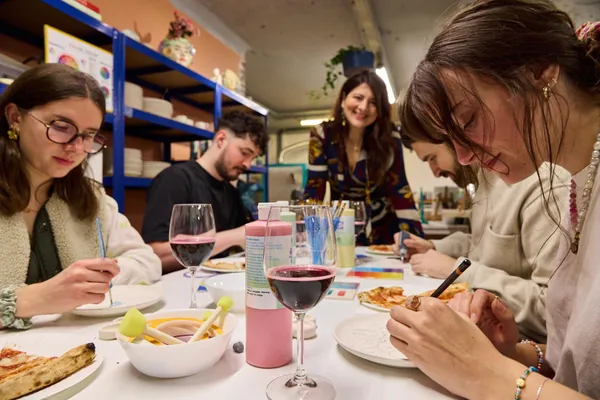 Décorez votre pièce en céramique autour d'un apéritif de pizza et vin avec Emma, Mirella et leur équipe - Image n°2 - Wecandoo