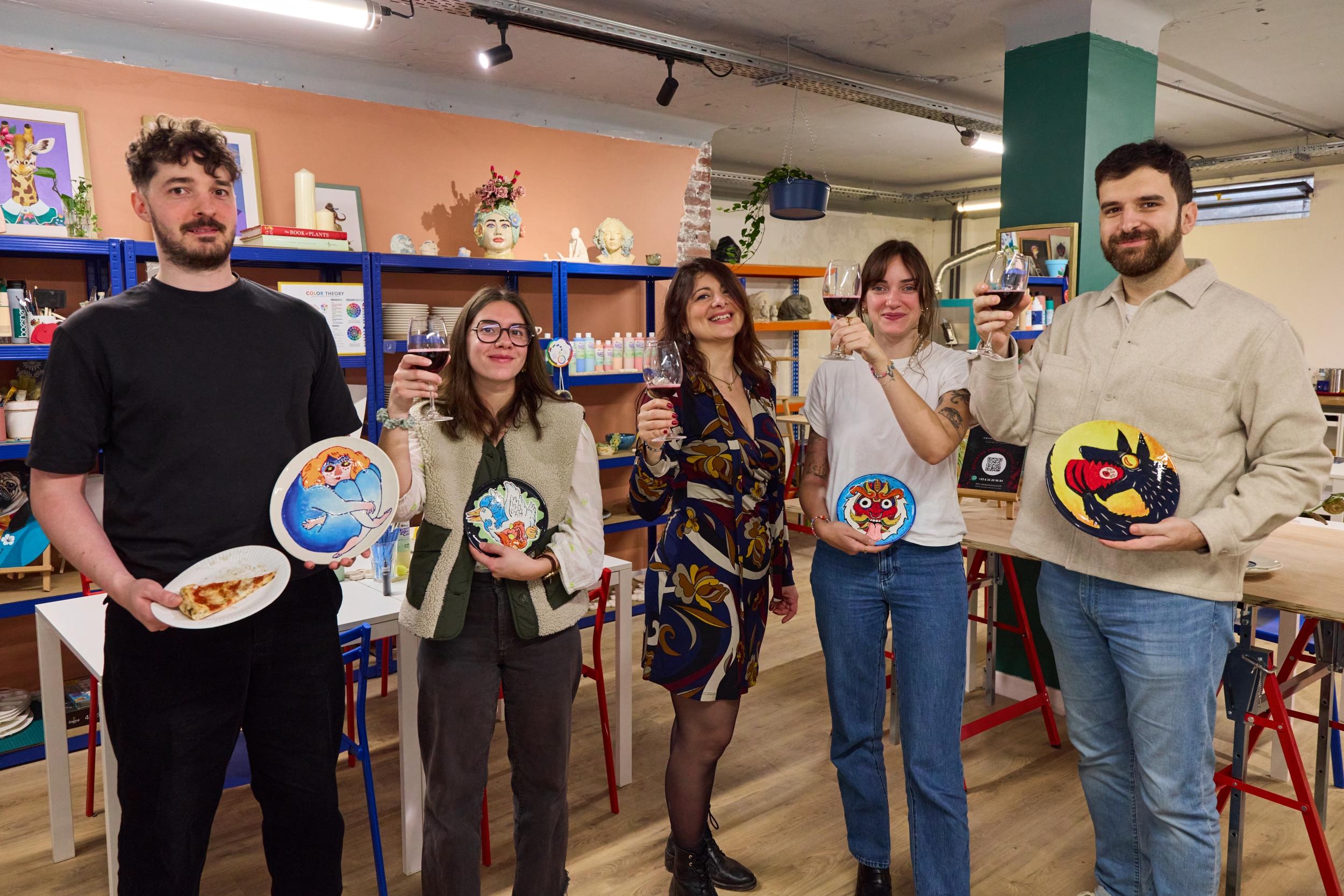 Décorez votre pièce en céramique autour d'une part de pizza et d'un verre de vin avec Emma, Mirella et leur équipe - Image n°8 - Wecandoo