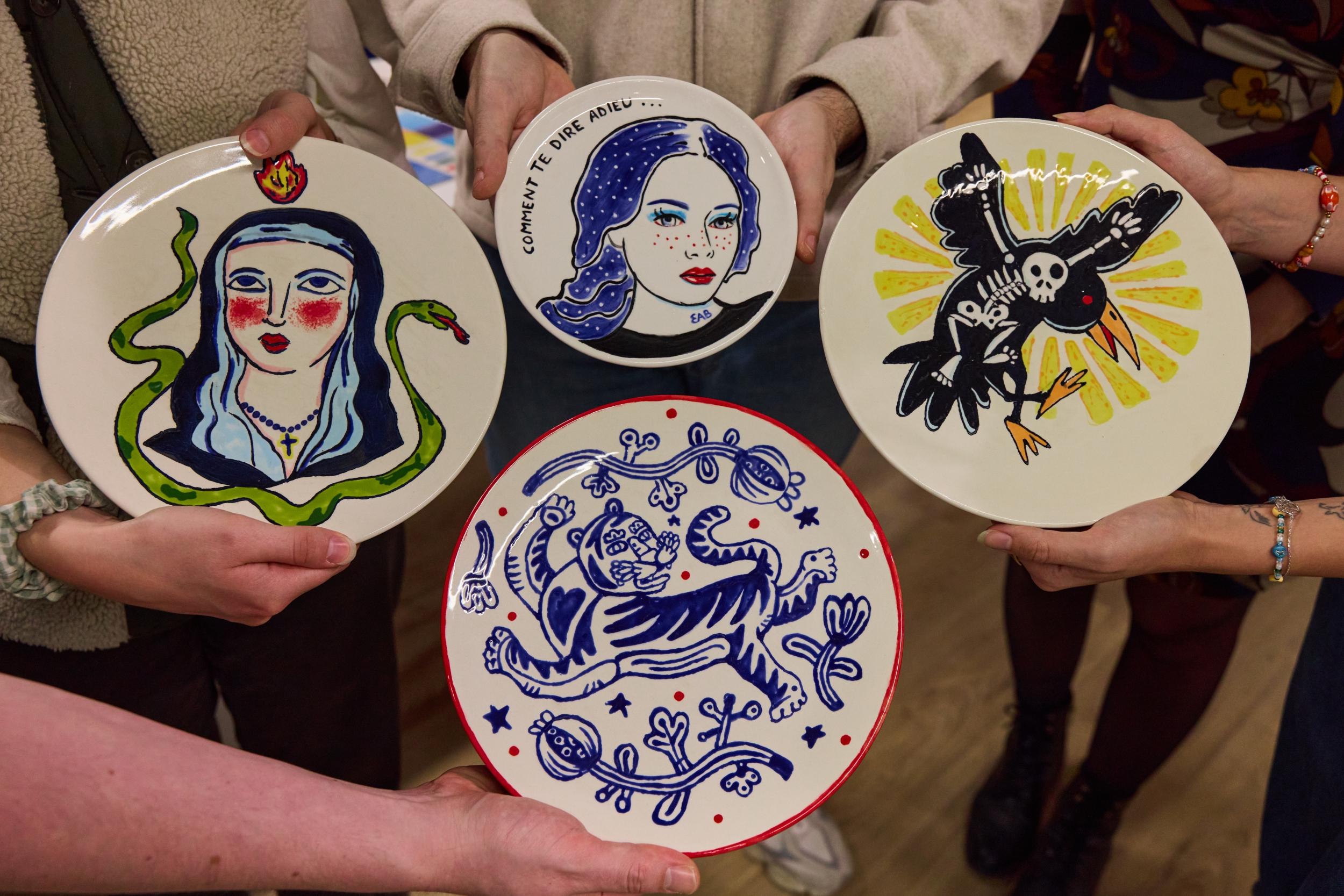 Décorez votre pièce en céramique autour d'une part de pizza et d'un verre de vin avec Emma, Mirella et leur équipe - Image n°6 - Wecandoo