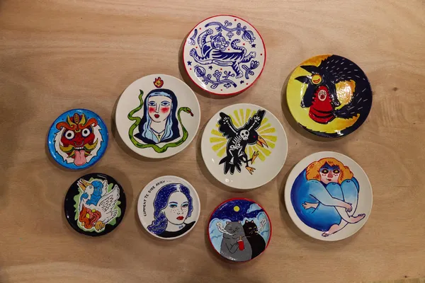 Décorez votre pièce en céramique autour d'un apéritif de pizza et vin avec Emma, Mirella et leur équipe - Image n°4 - Wecandoo