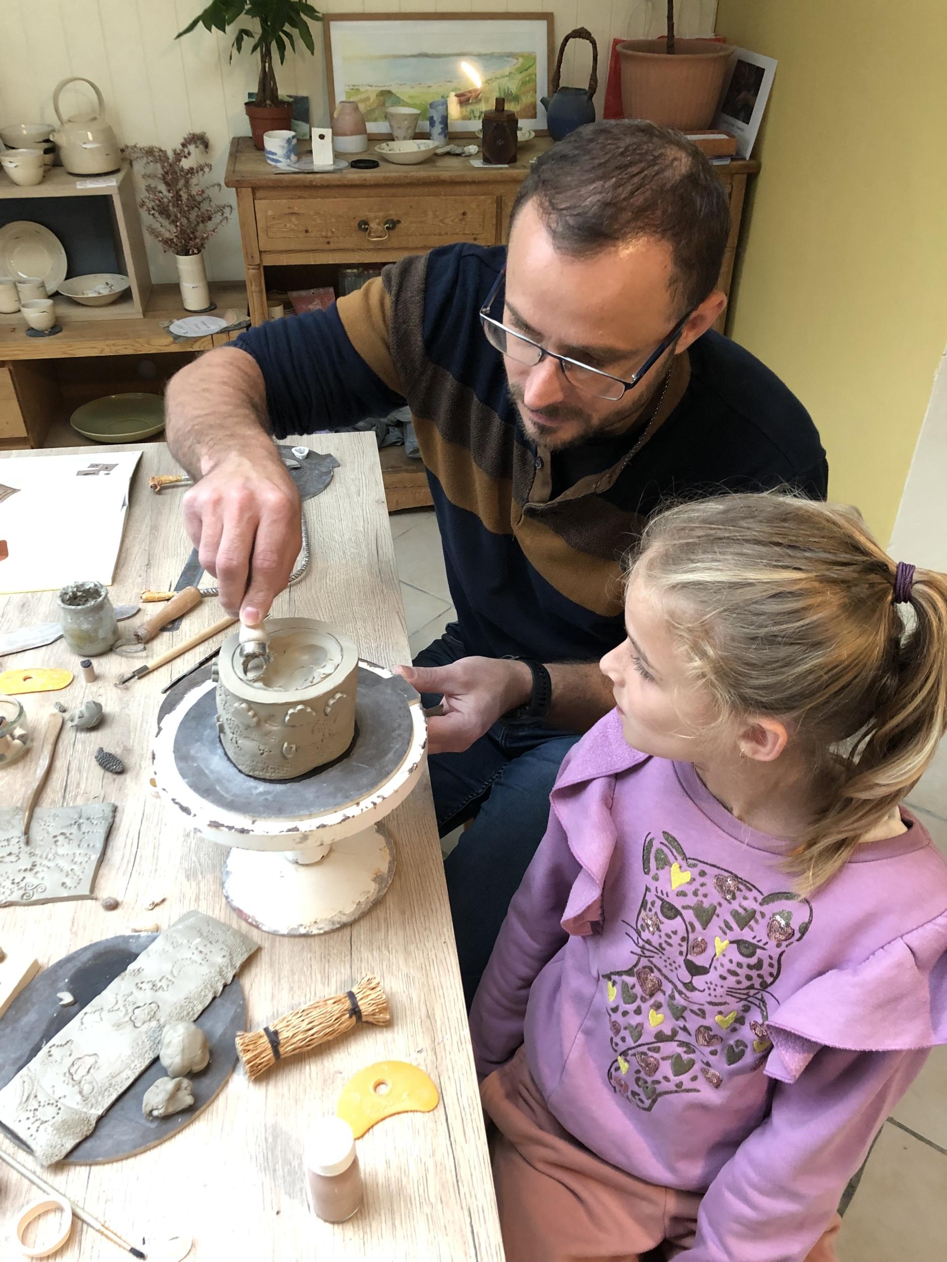 Modelez et décorez votre pièce en céramique en duo avec votre enfant accompagnés par Clarisse - Image n°7 - Wecandoo