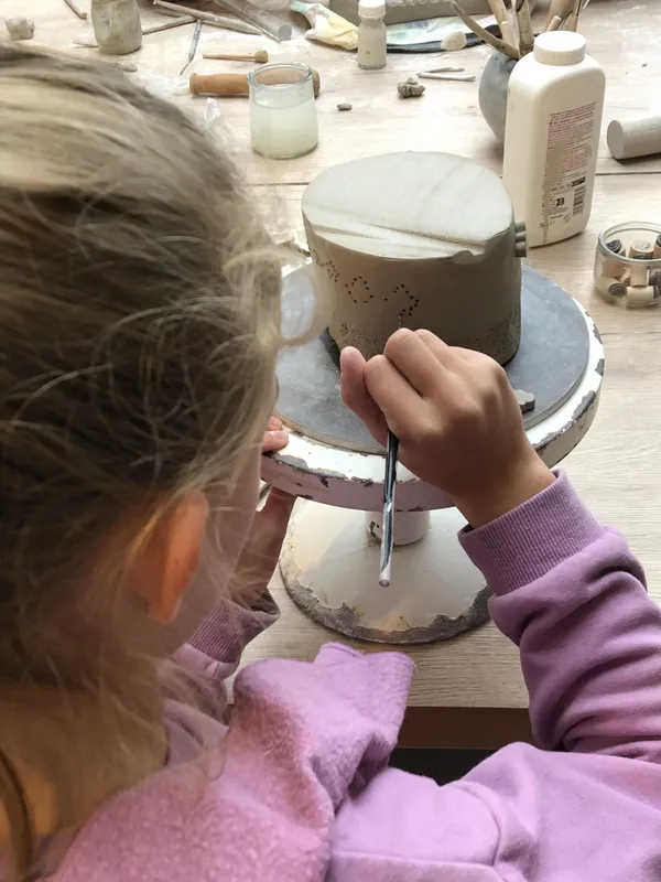 Modelez et décorez votre pièce en céramique en duo avec votre enfant accompagnés par Clarisse - Image n°4 - Wecandoo