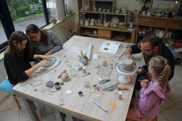 Modelez et décorez votre pièce en céramique en duo avec votre enfant accompagnés par Clarisse - Image n°2 - Wecandoo