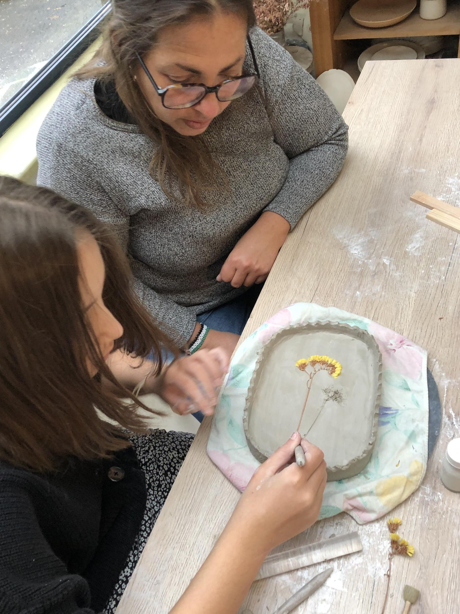 Modelez et décorez votre pièce en céramique en duo avec votre enfant accompagnés par Clarisse - Image n°9 - Wecandoo