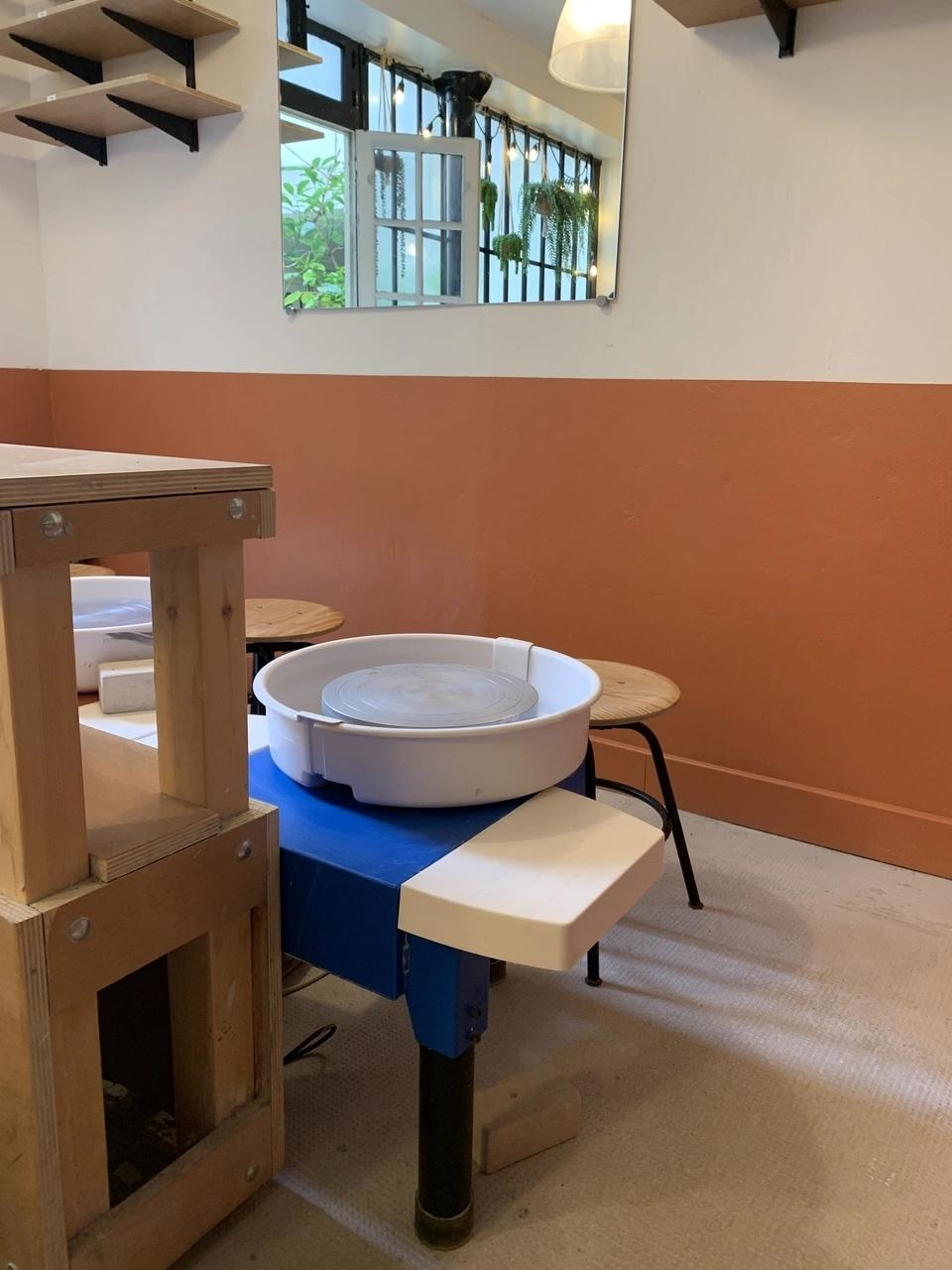 Découvrez les différentes techniques du tournage, en façonnant vos propres pièces avec Capucine et son équipe - Image n°7 - Wecandoo