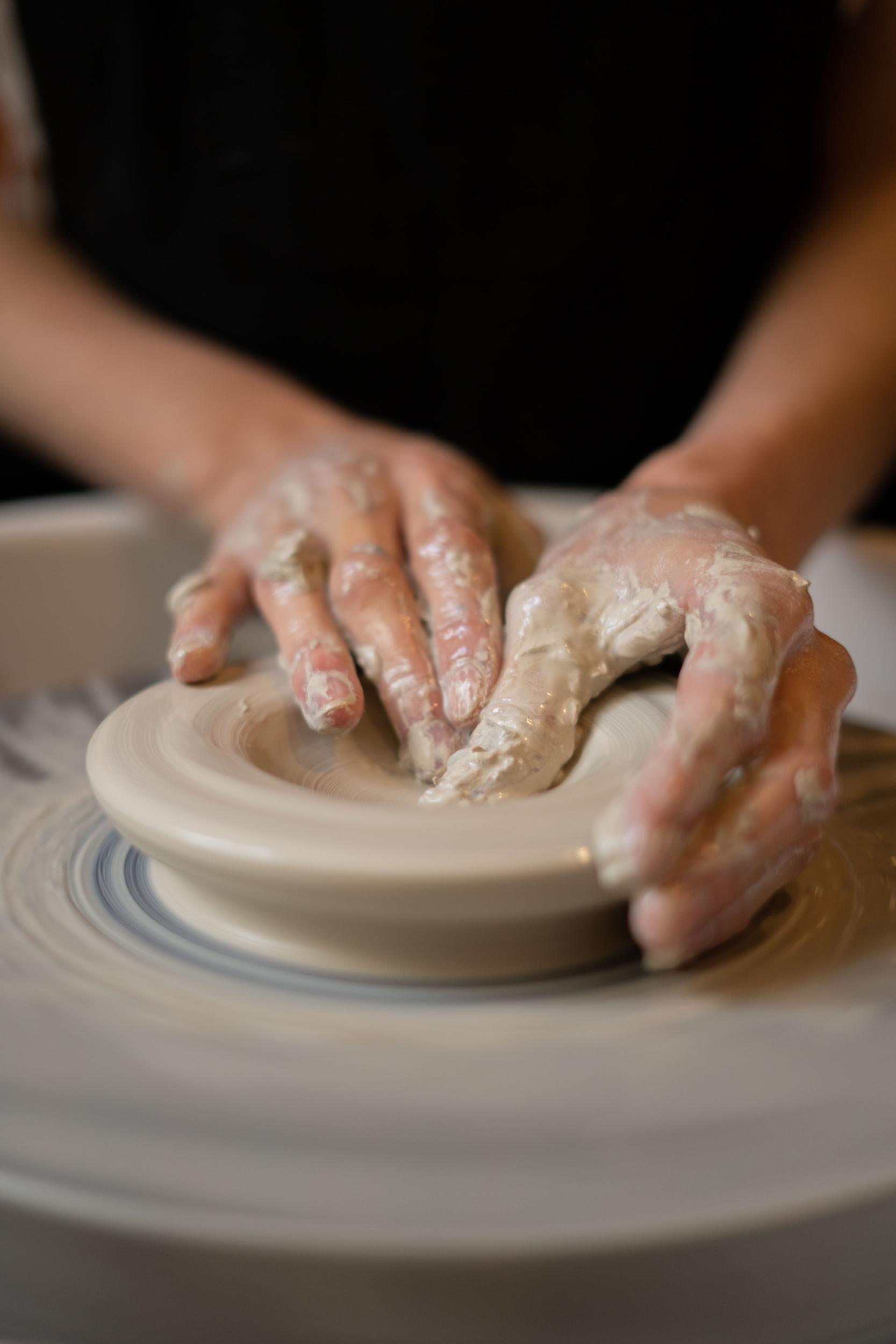Découvrez les différentes techniques du tournage, en façonnant vos propres pièces avec Capucine et son équipe - Image n°5 - Wecandoo