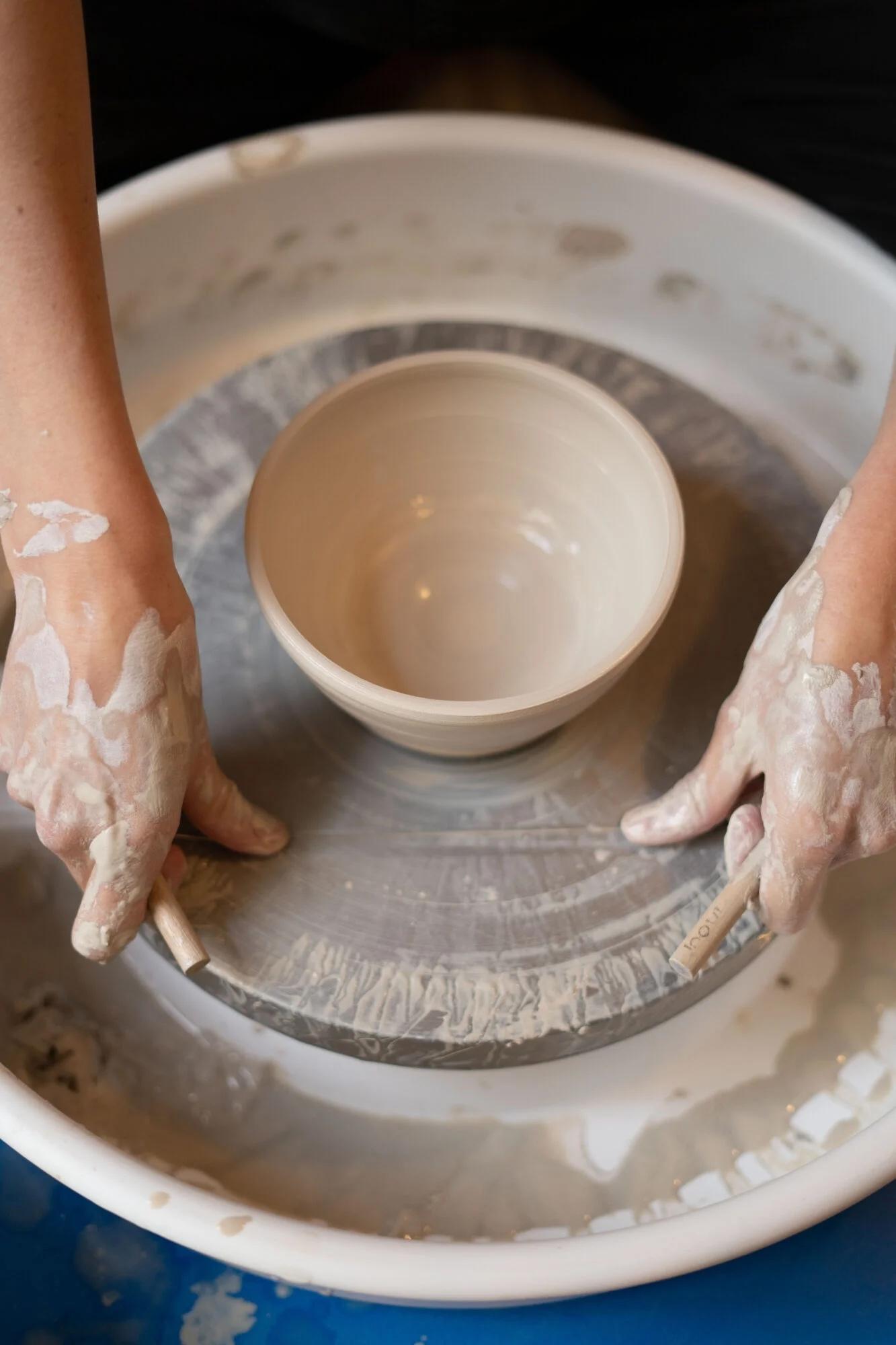Découvrez les différentes techniques du tournage, en façonnant vos propres pièces avec Capucine et son équipe - Image n°6 - Wecandoo