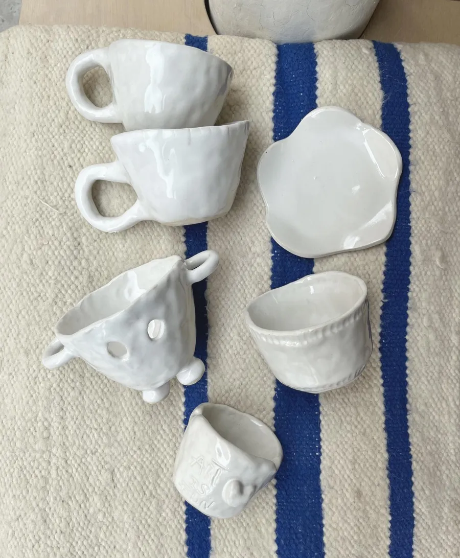 Découvrez les différentes techniques du modelage, en façonnant et décorant vos propres pièces avec Capucine et son équipe - Image n°1 - Wecandoo