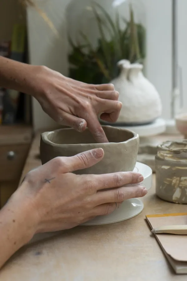 Découvrez les différentes techniques du modelage, en façonnant et décorant vos propres pièces avec Capucine et son équipe - Image n°2 - Wecandoo