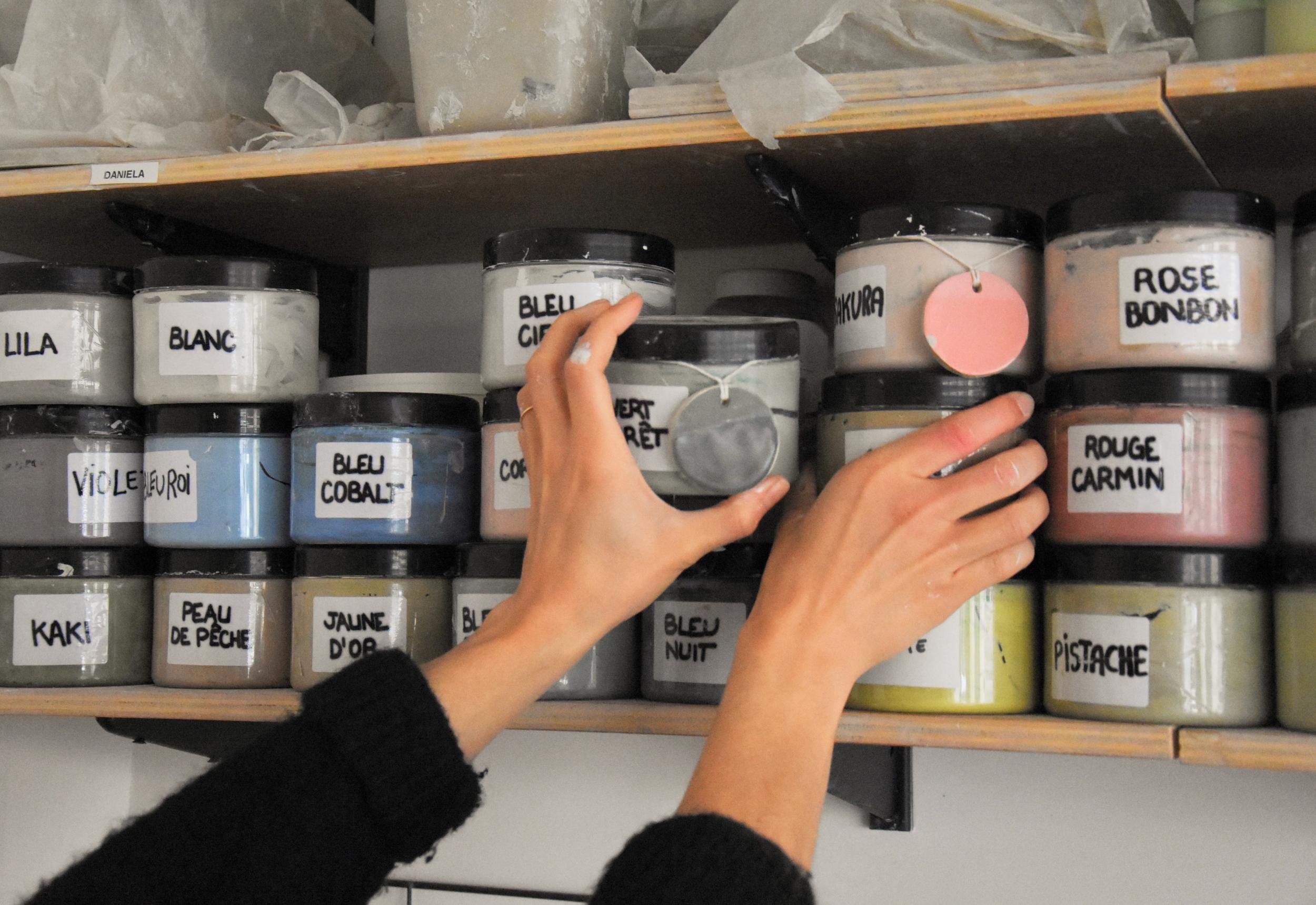 Découvrez les différentes techniques du modelage, en façonnant et décorant vos propres pièces avec Capucine et son équipe - Image n°6 - Wecandoo