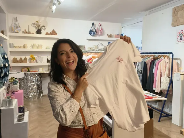 Créez votre t-shirt orné de perles et paillettes avec Anne-Claire - Image n°3 - Wecandoo