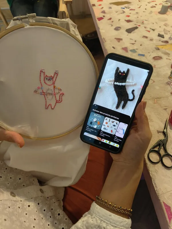 Créez votre t-shirt orné de perles et paillettes avec Anne-Claire - Image n°4 - Wecandoo