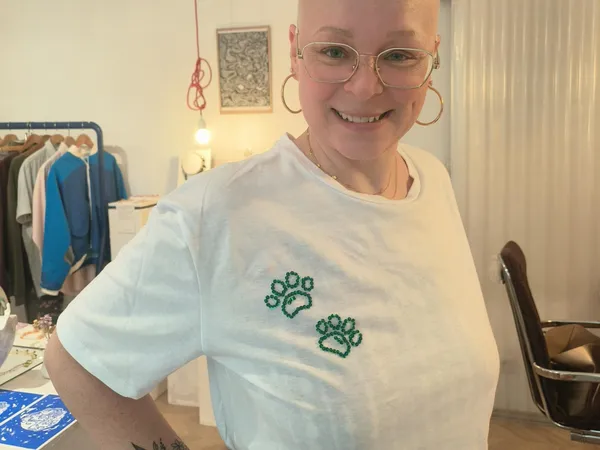 Créez votre t-shirt orné de perles et paillettes avec Anne-Claire - Image n°5 - Wecandoo