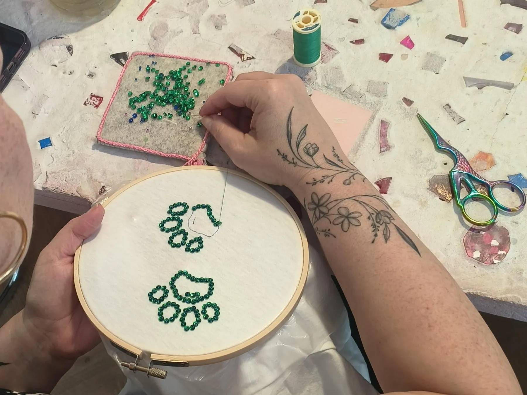 Créez votre t-shirt orné de perles et paillettes avec Anne-Claire - Image n°1 - Wecandoo