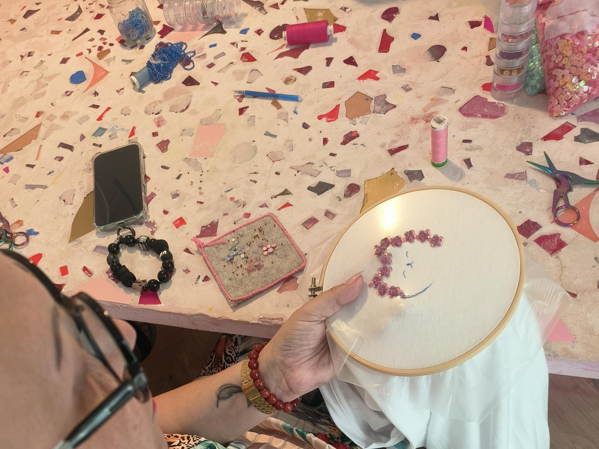 Créez votre t-shirt orné de perles et paillettes avec Anne-Claire - Image n°6 - Wecandoo