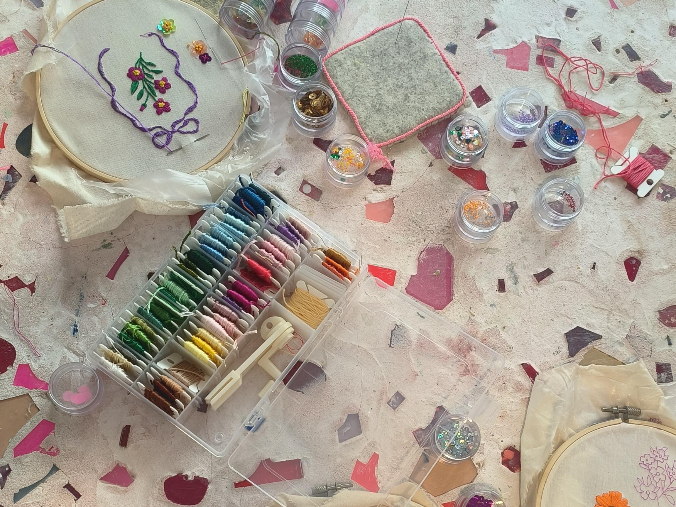 Créez votre t-shirt orné de perles et paillettes avec Anne-Claire - Image n°7 - Wecandoo
