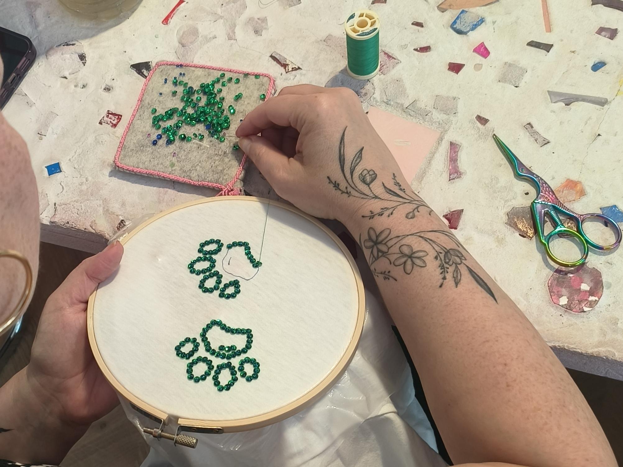 Créez votre t-shirt orné de perles et paillettes