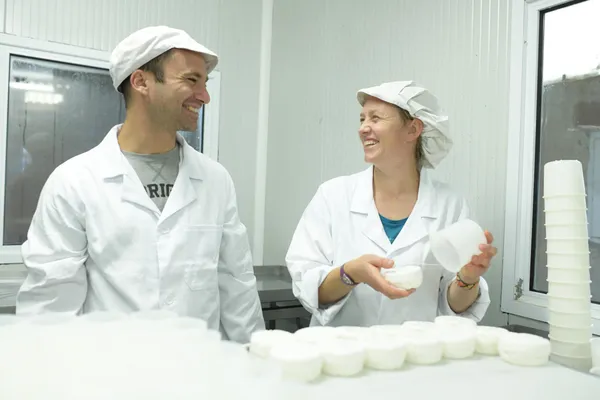 Visitez une chèvrerie et fabriquez votre fromage avec Manon - Image n°2 - Wecandoo