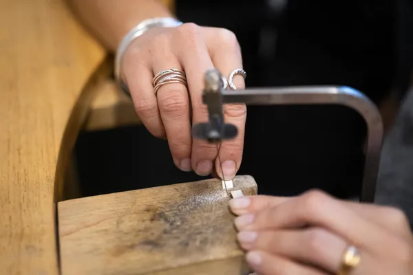 Créez votre bague en argent avec Delphine - Image n°2 - Wecandoo