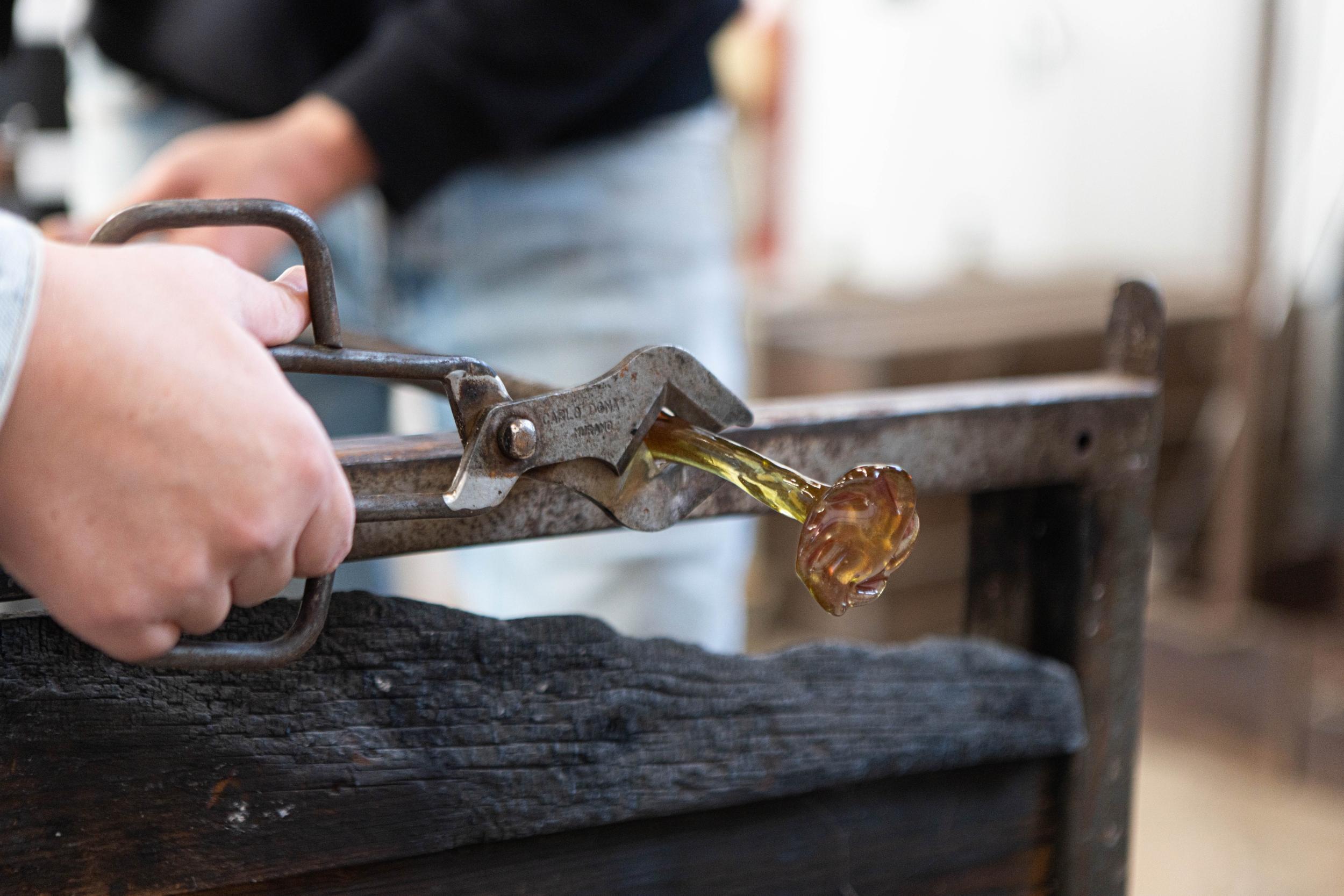 Découvrez le soufflage de verre avec Stéphane - Image n°5 - Wecandoo