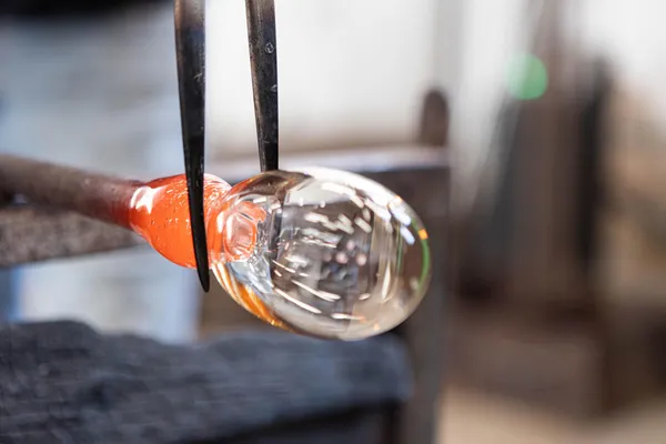 Découvrez le soufflage de verre avec Stéphane - Image n°1 - Wecandoo