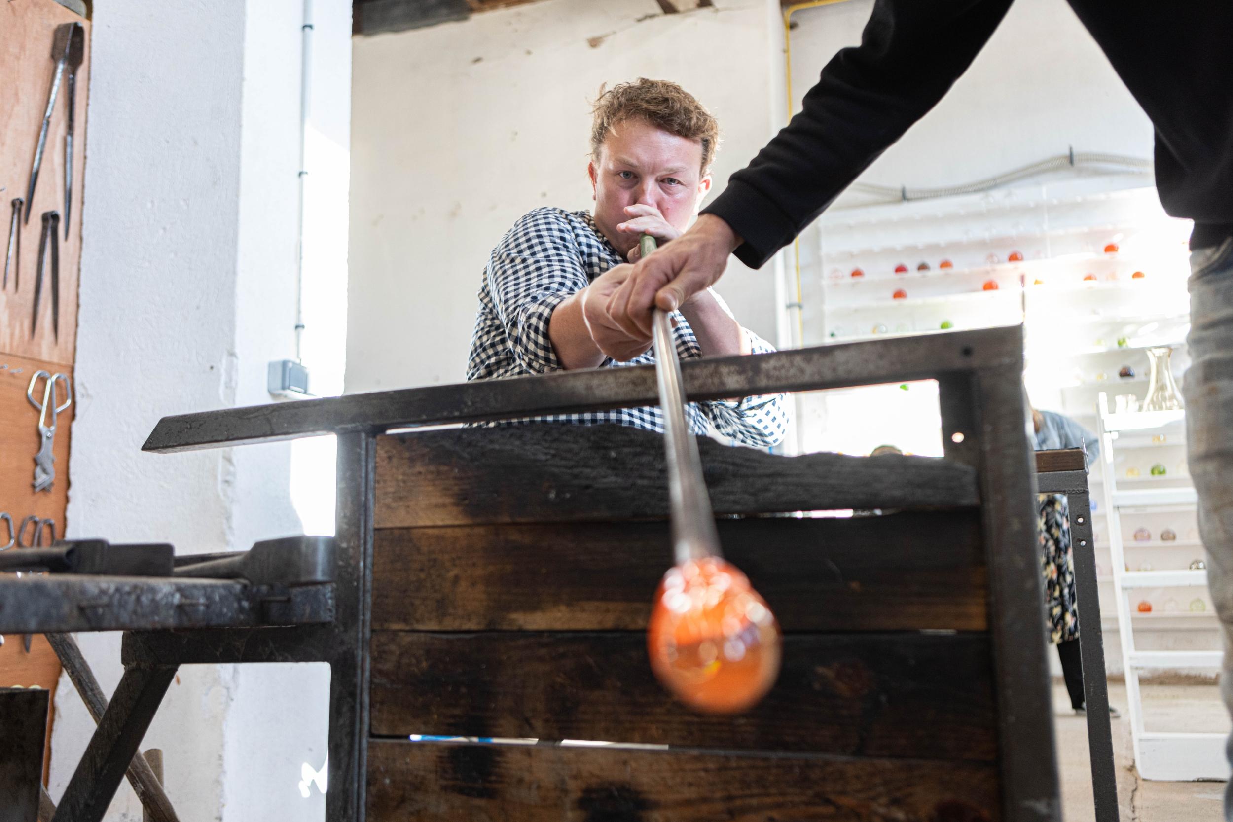 Découvrez le soufflage de verre sur une journée avec Stéphane - Image n°5 - Wecandoo