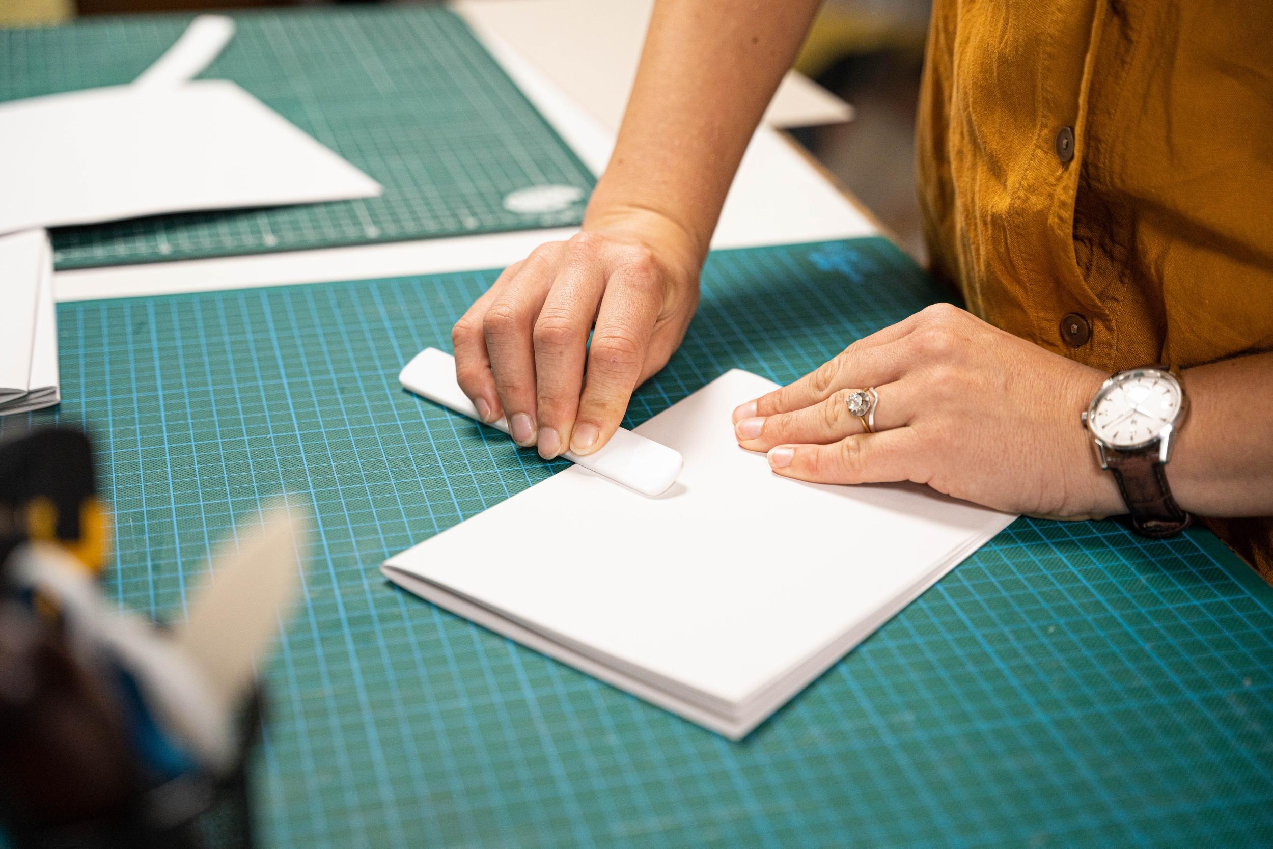 Fabriquez votre carnet à la couverture en cuir avec Chloé - Image n°1 - Wecandoo