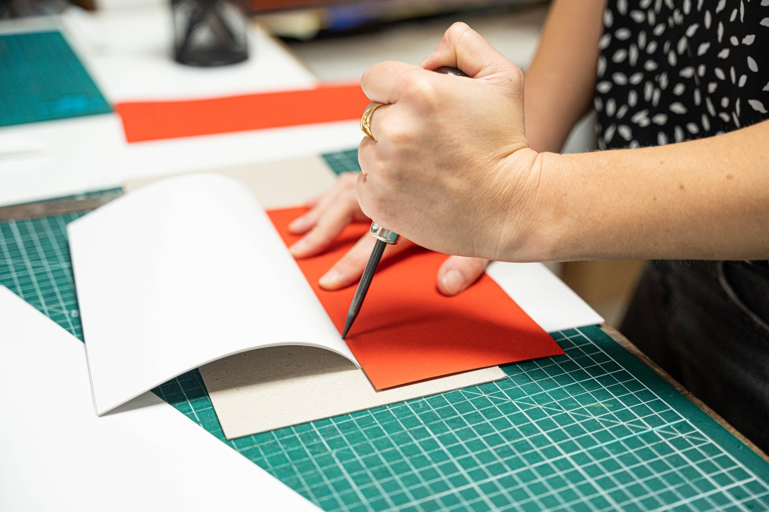 Fabriquez votre carnet à la couverture en cuir avec Chloé - Image n°5 - Wecandoo