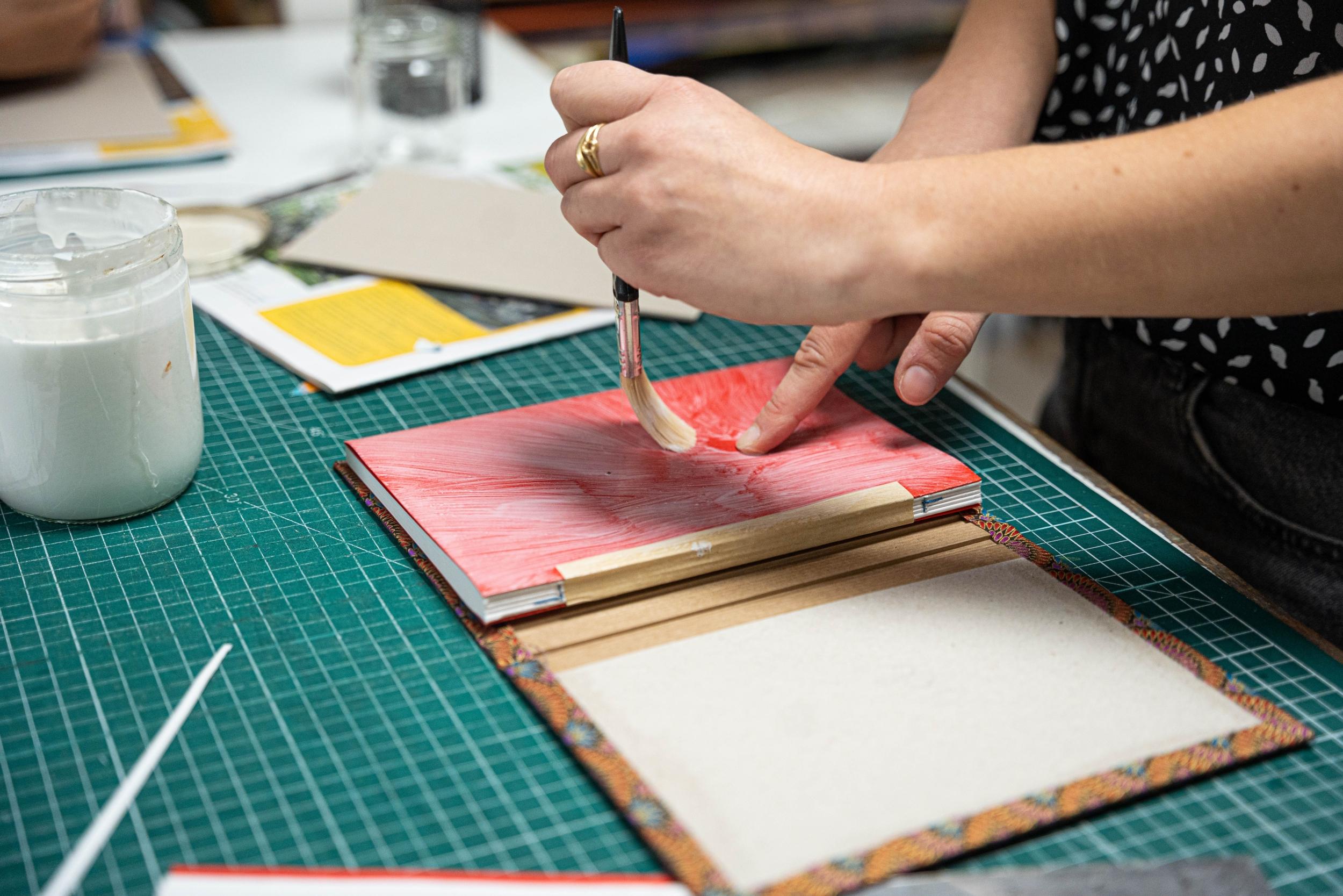 Fabriquez votre carnet à la couverture en cuir avec Chloé - Image n°8 - Wecandoo