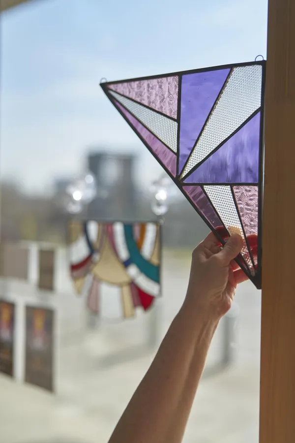 Découvrez l'art du vitrail Tiffany avec Caroline - Image n°4 - Wecandoo