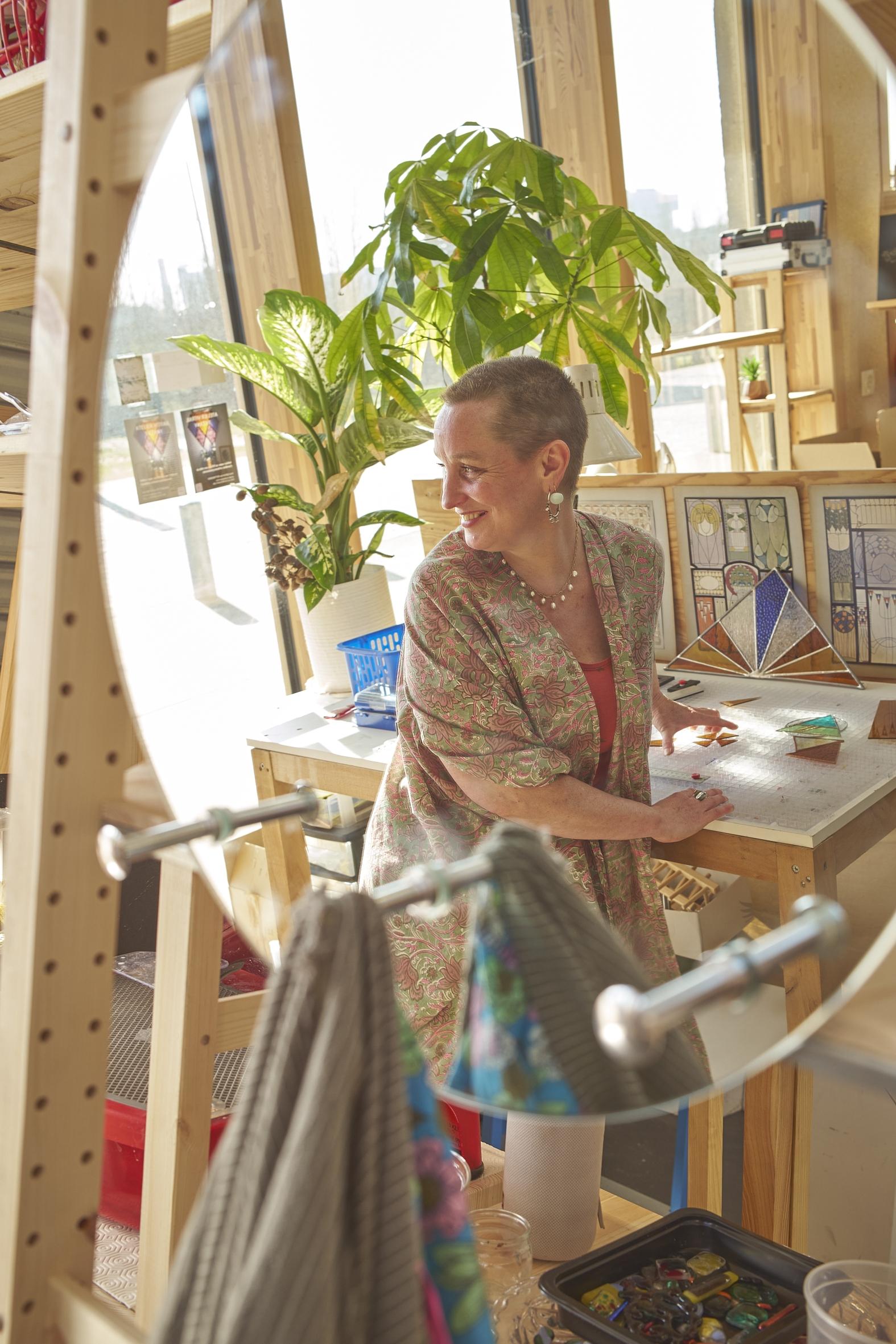 Découvrez l'art du vitrail Tiffany avec Caroline - Image n°2 - Wecandoo