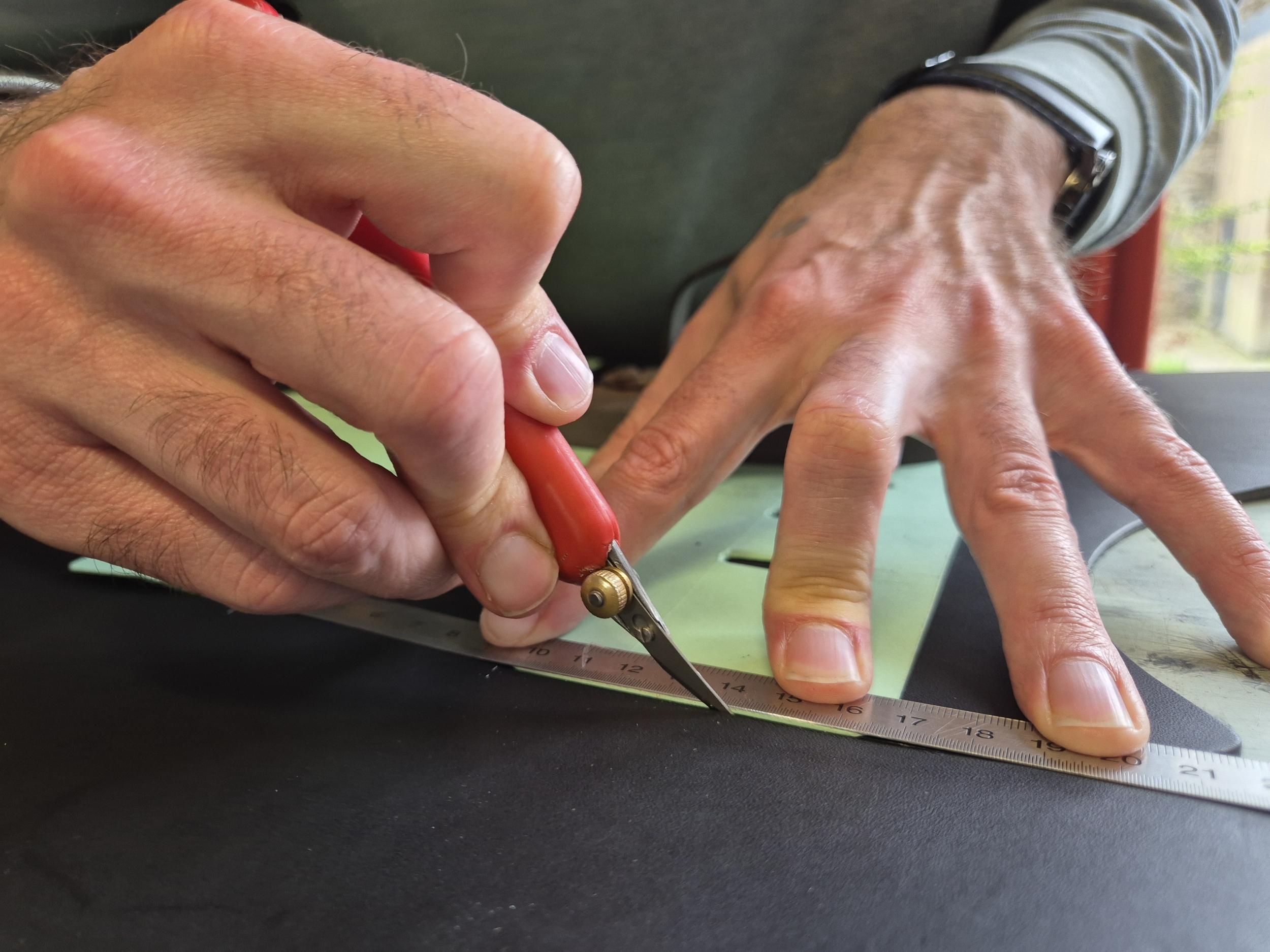 Réalisez votre sacoche à boules de pétanque en cuir avec Claire - Afbeelding nr. 8 - Wecandoo