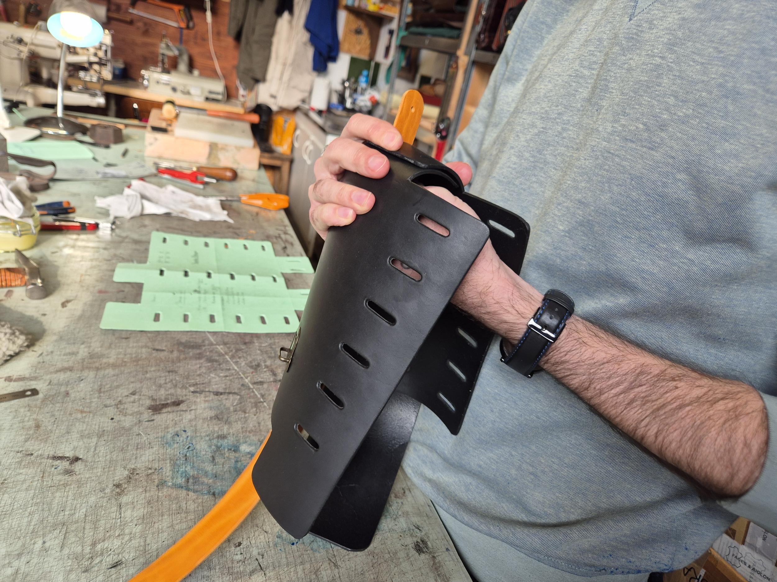 Réalisez votre sacoche à boules de pétanque en cuir avec Claire - Afbeelding nr. 10 - Wecandoo