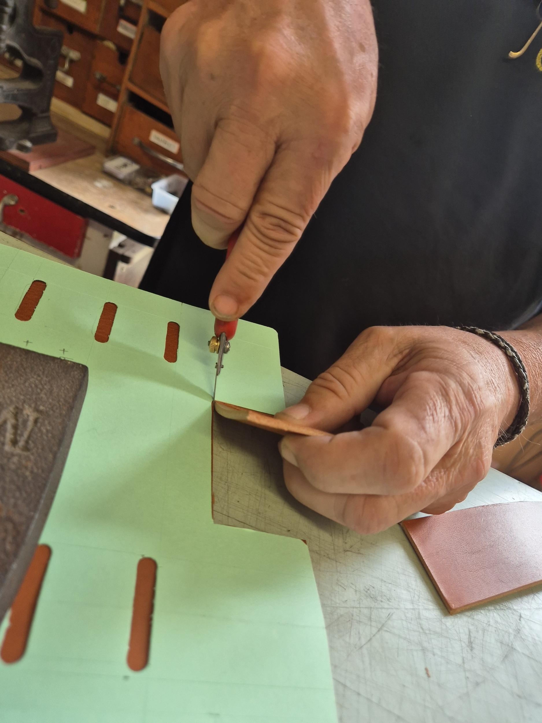 Réalisez votre sacoche à boules de pétanque en cuir avec Claire - Afbeelding nr. 11 - Wecandoo
