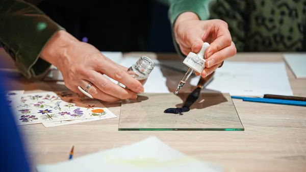 Décorez vos pièces en porcelaine au Bleu d'Arras en duo avec votre enfant accompagnés par Isabelle - Image n°2 - Wecandoo