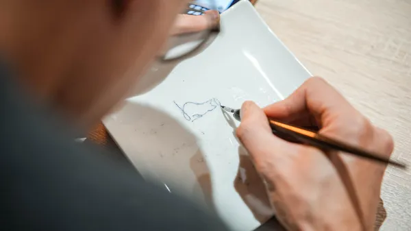 Décorez vos pièces en porcelaine au Bleu d'Arras en duo avec votre enfant accompagnés par Isabelle - Image n°1 - Wecandoo