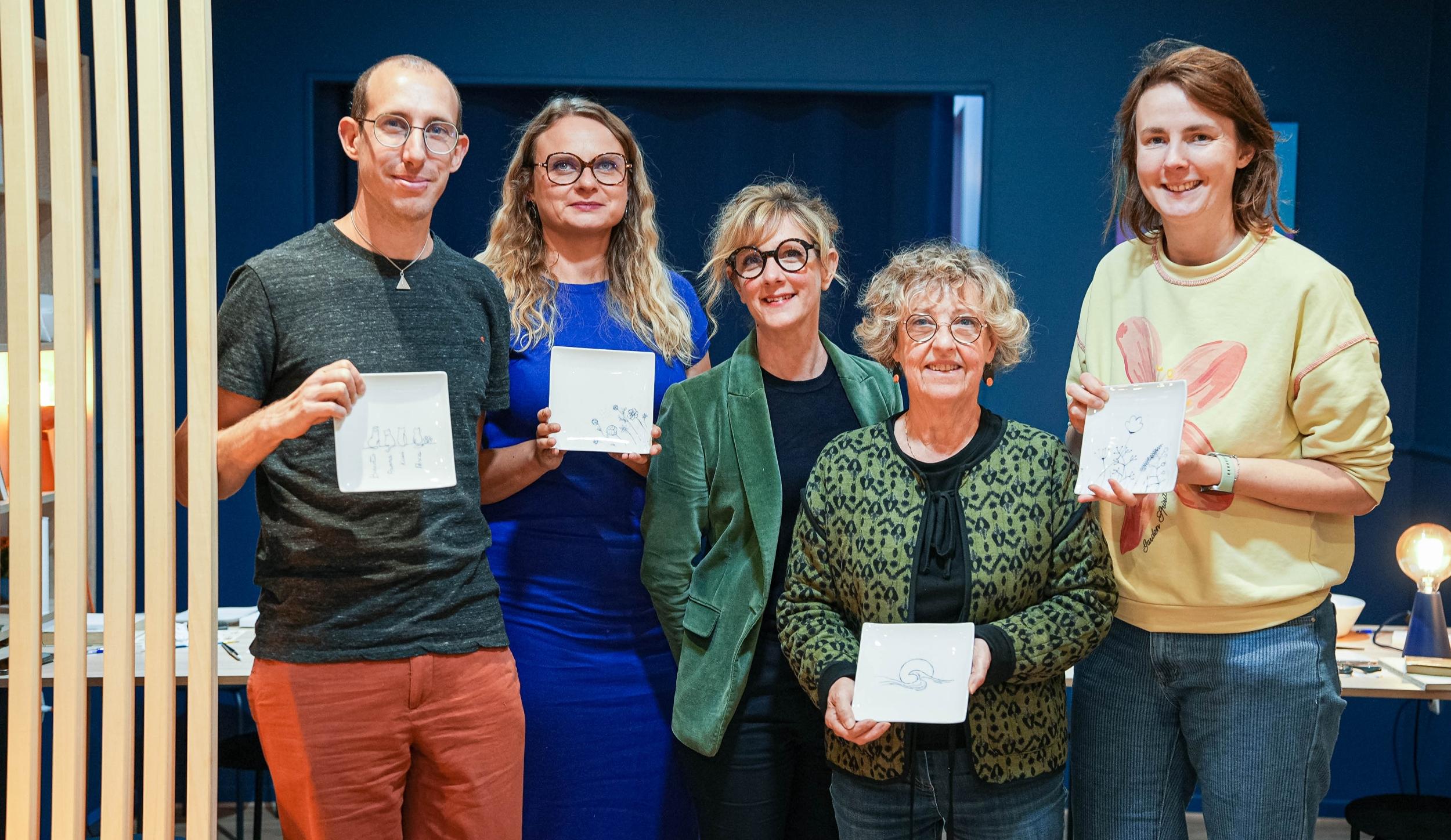 Décorez votre porcelaine au Bleu d'Arras avec Isabelle - Image n°2 - Wecandoo