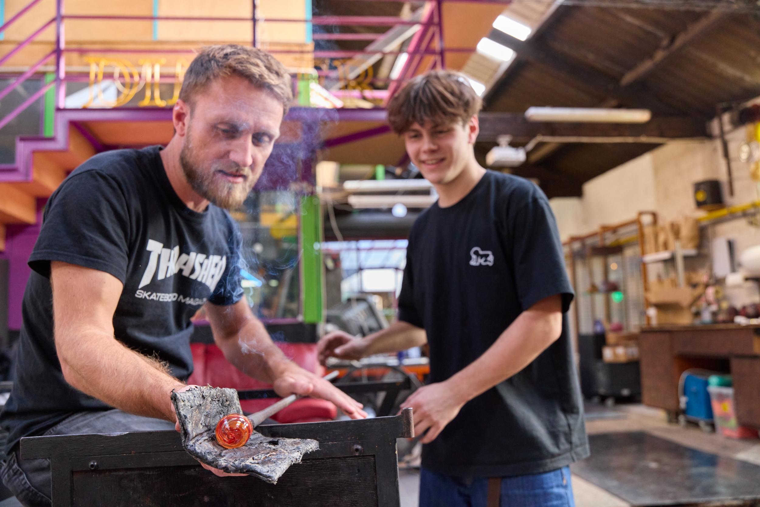 Fabriquez vos petites décorations en verre soufflé avec Elowan et Thomas - Image n°6 - Wecandoo