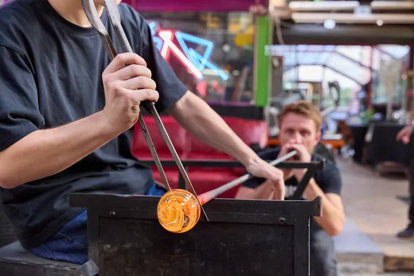 Fabriquez vos petites décorations en verre soufflé avec Elowan et Thomas - Image n°3 - Wecandoo