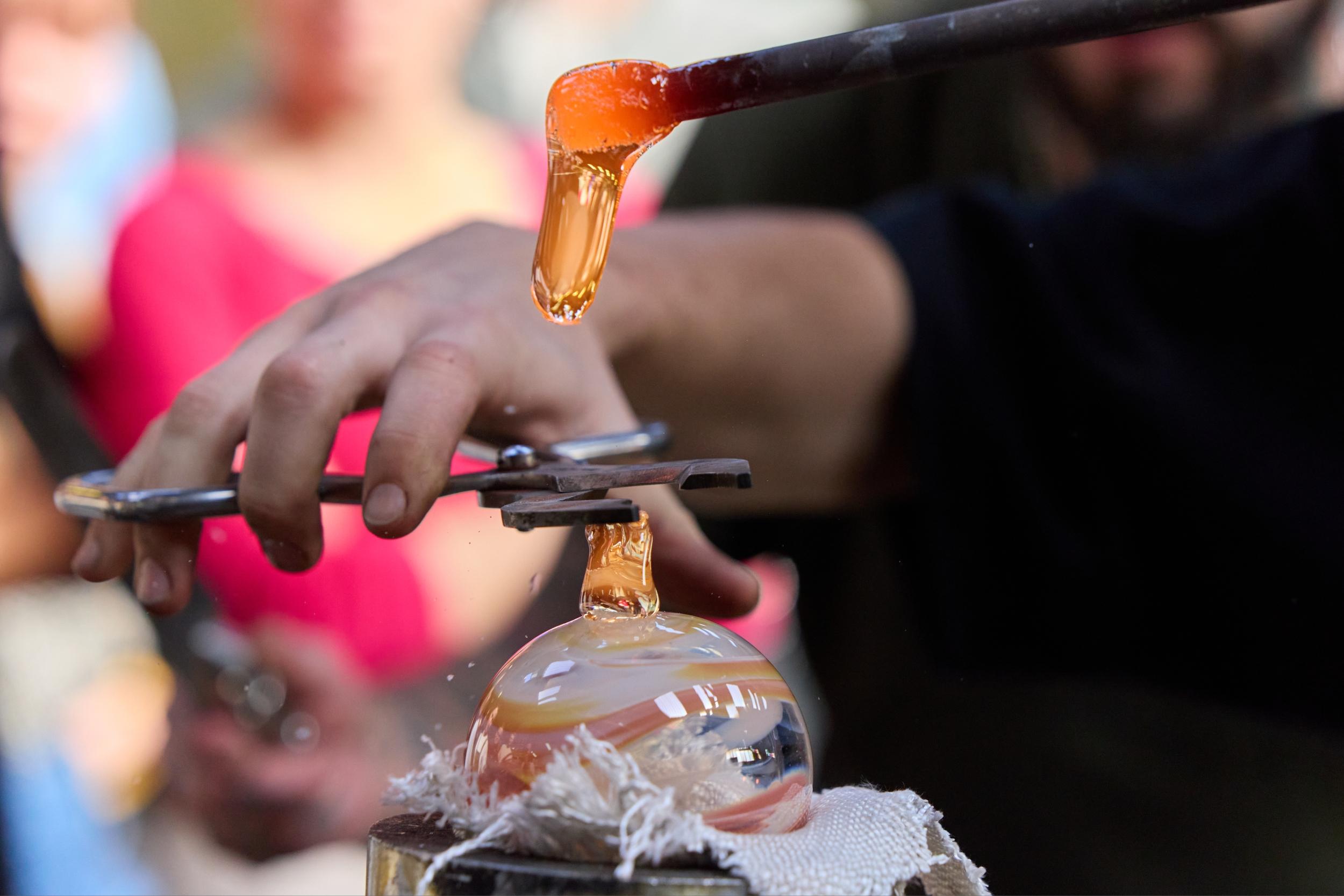 Fabriquez vos petites décorations en verre soufflé avec Elowan et Thomas - Image n°7 - Wecandoo